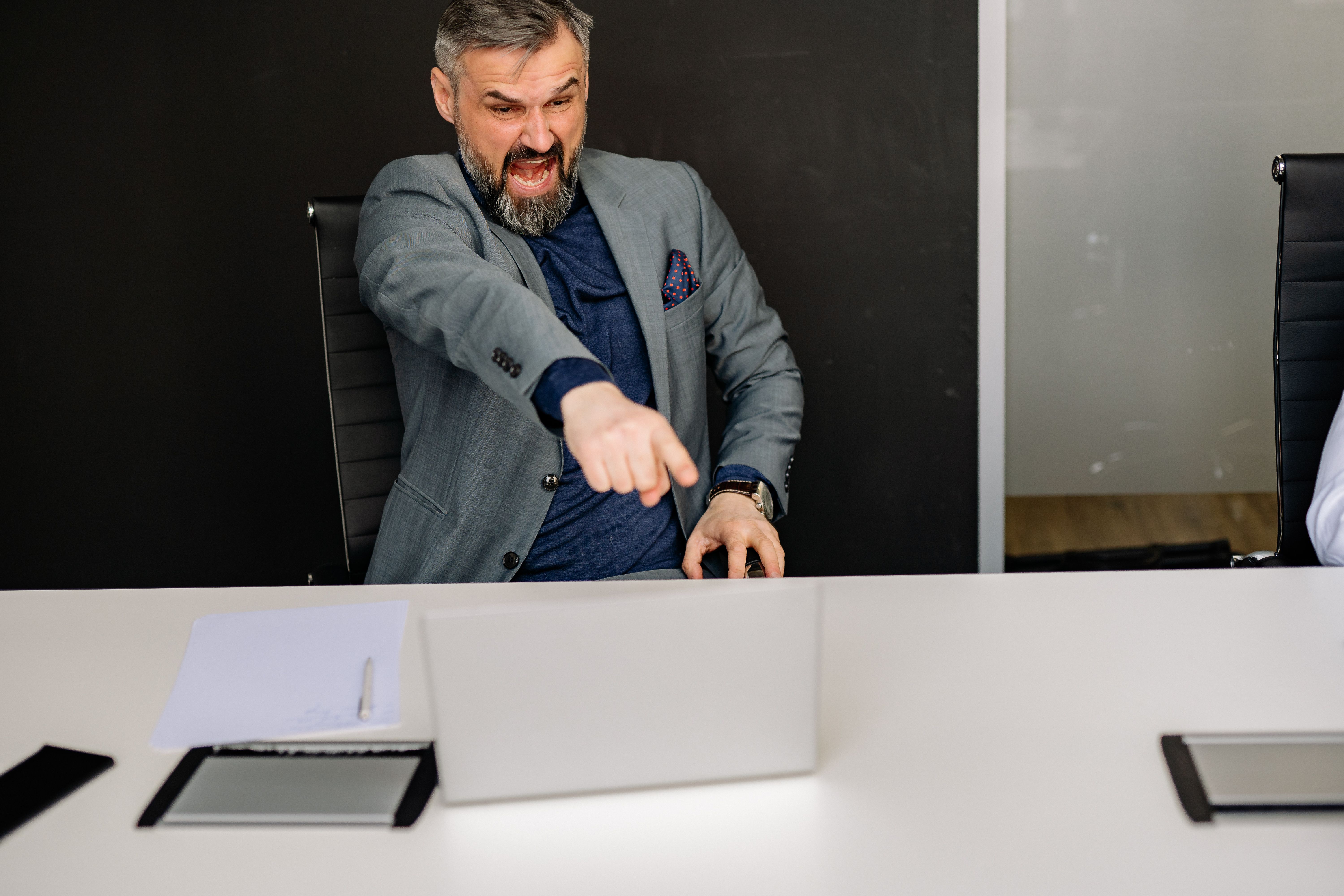 Liderança como fator de risco psicossocial: quando o chefe adoece a equipe