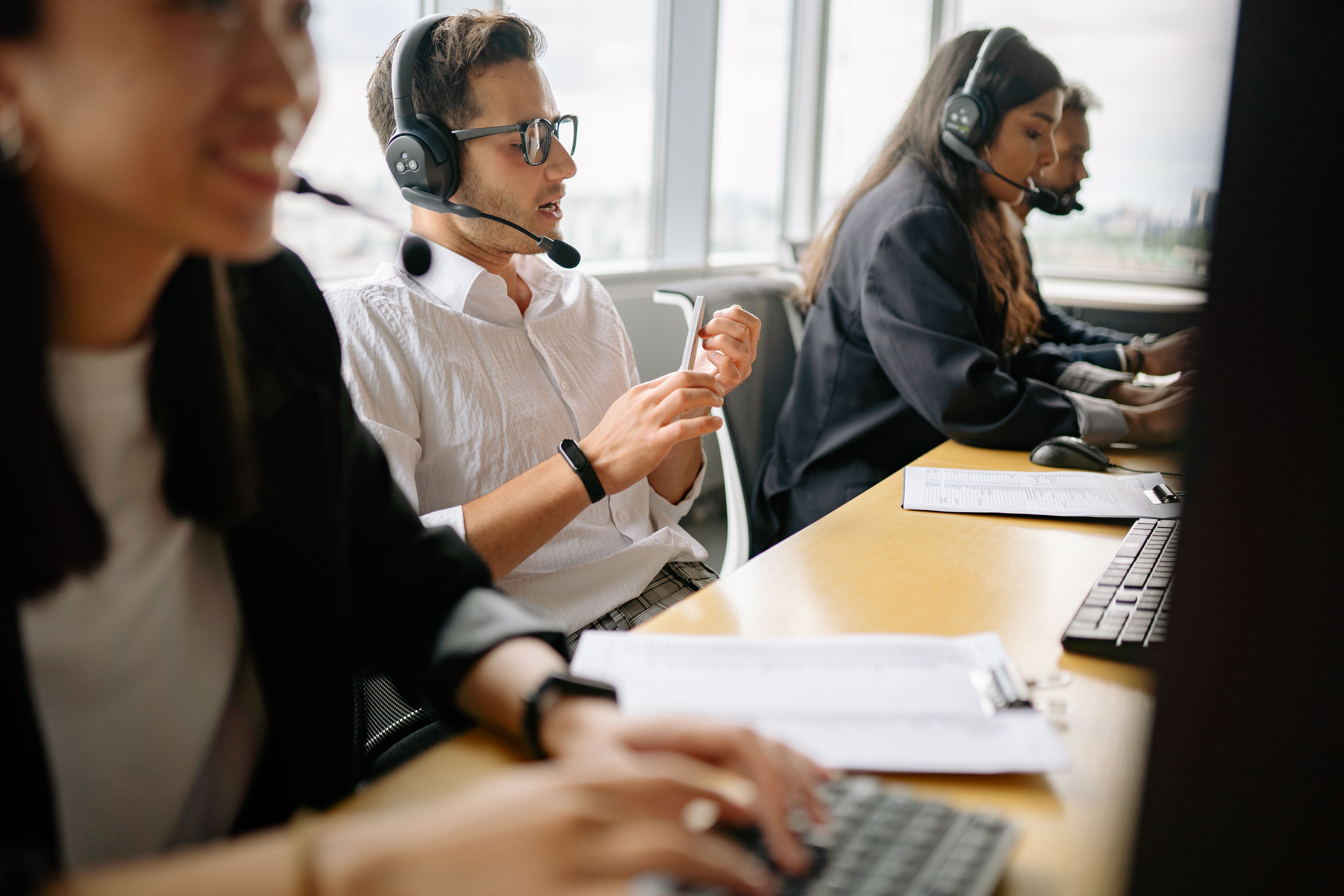 Teleatendimento: jornada de 6h, pausas e head-set (NR-17, Anexo II)