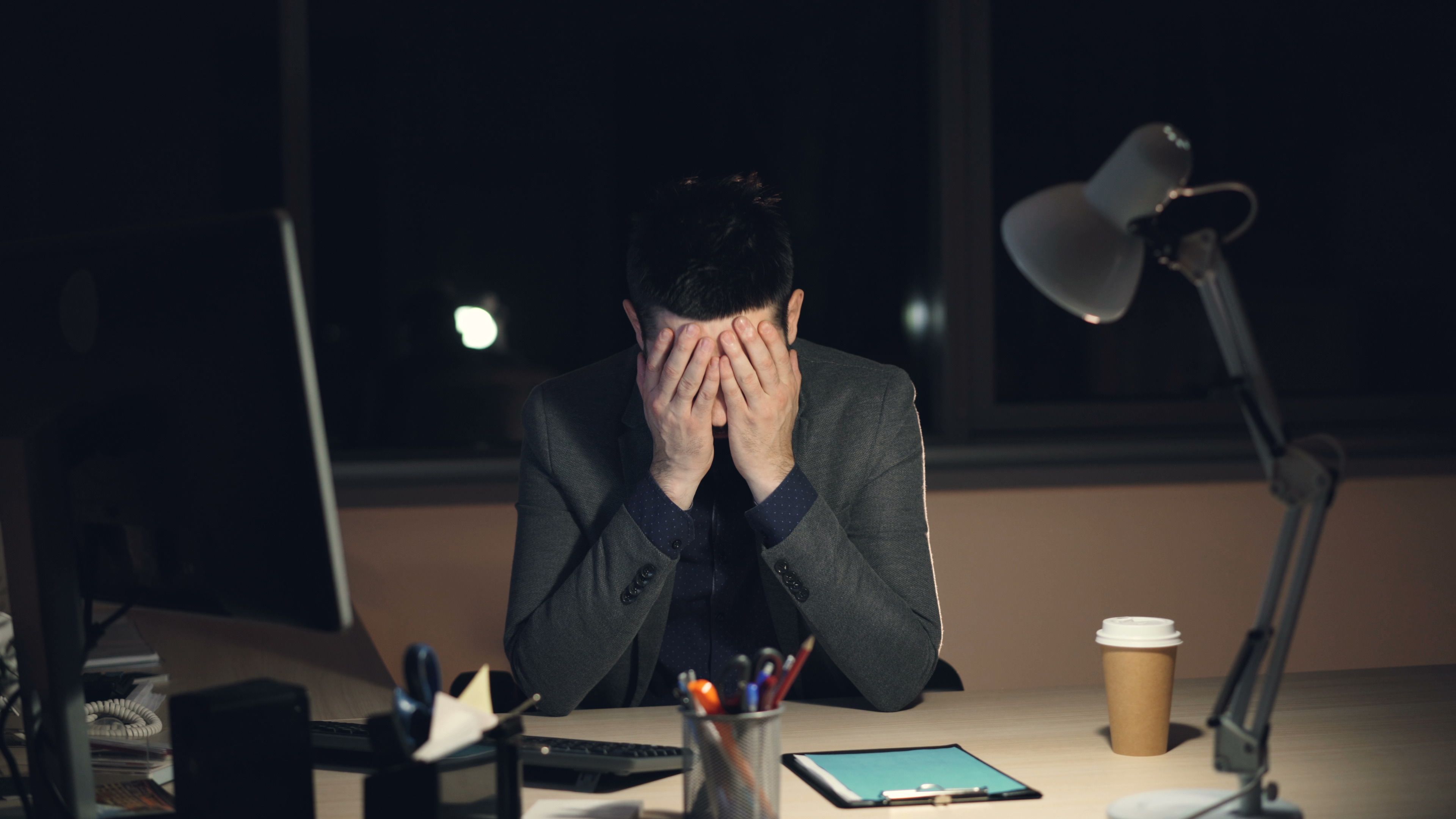 A estética do sucesso e o custo emocional de parecer bem: o impacto do trabalho emocional no burnout corporativo